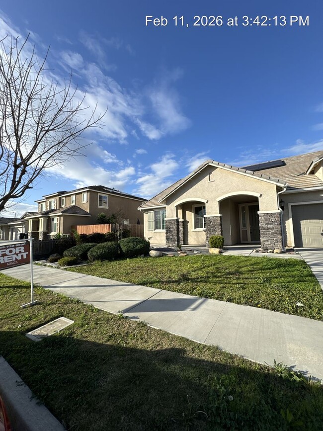 Building Photo - 4 Bedroom home! Rent Ready NW Visalia!