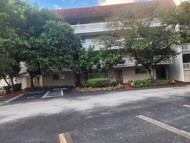 Building Photo - 3591 Inverrary Dr Unit 406