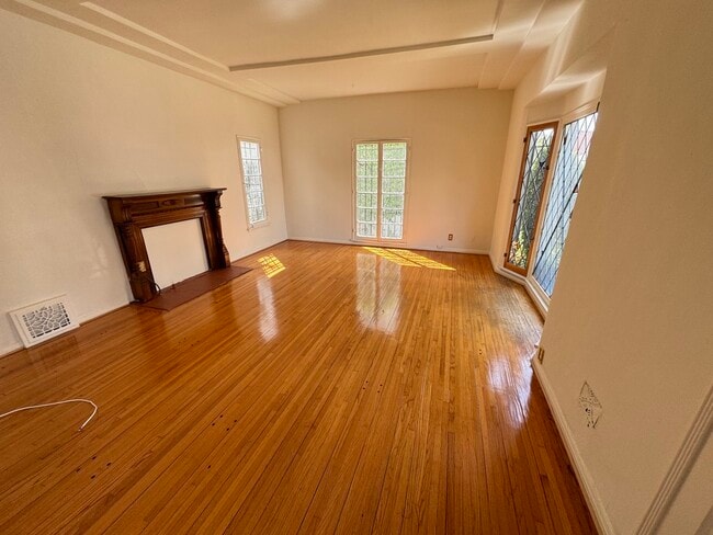 Building Photo - 422 S Detroit St Unit 422