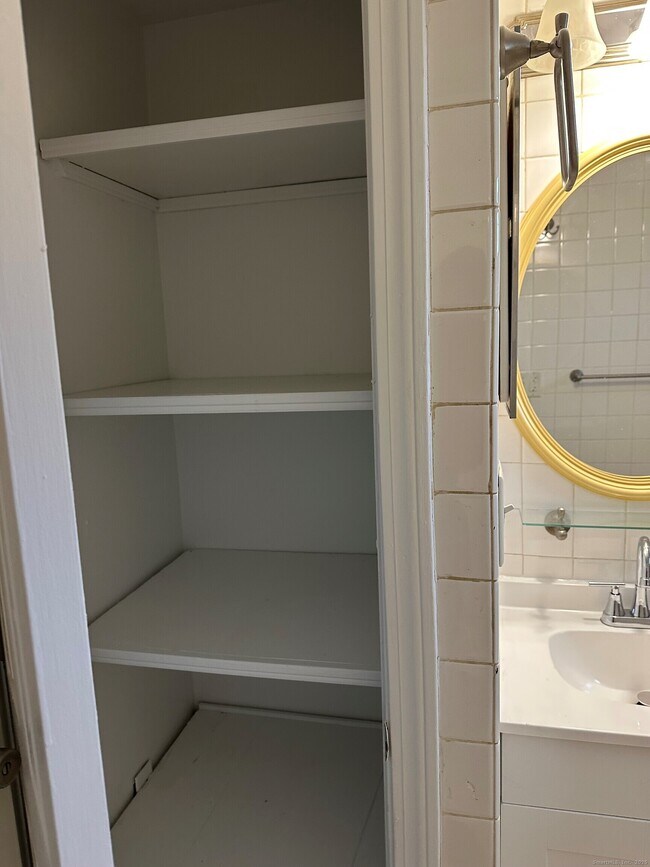 Building Photo - 379 Derby Ave Unit 2