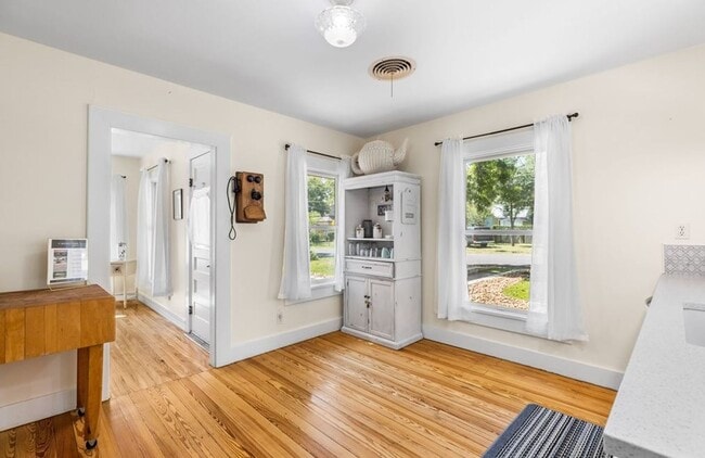 Photo - FOR LEASE!! Fully furnished!