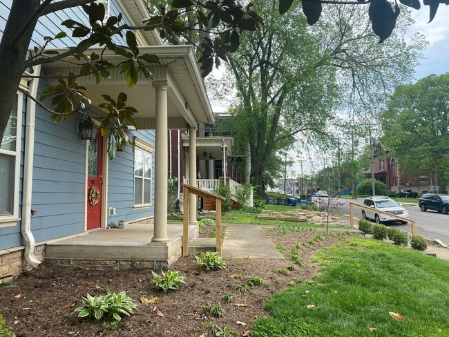 Photo - Beautiful modern upstairs condo with 2 full baths! Pet-friendly, with generous parking! Unidad 201