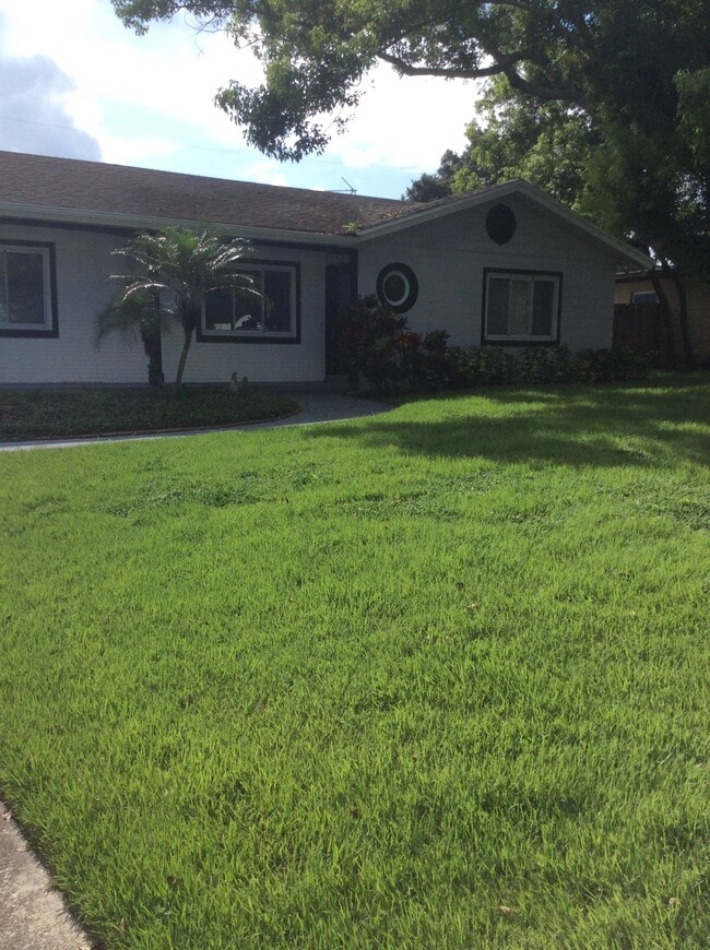 Building Photo - 1401 Silverstone Ave