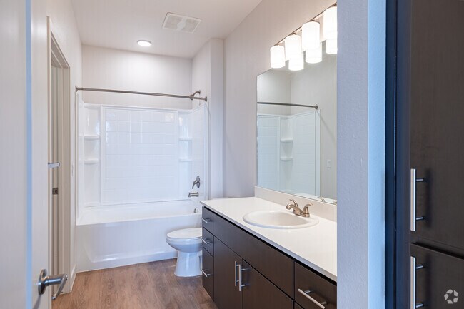 1BR-1BA-742SF-Reavis-Bathroom