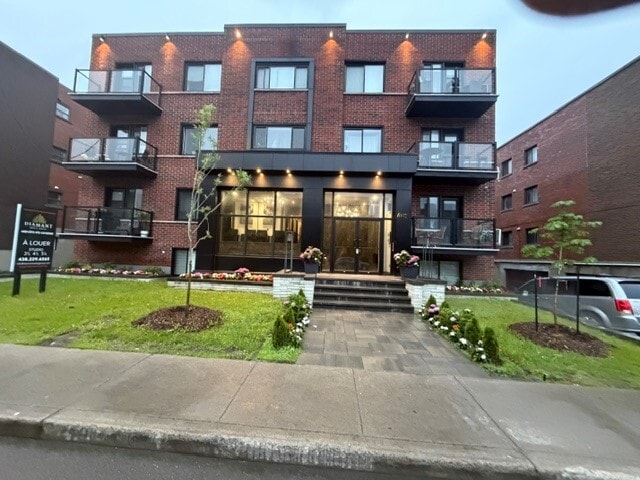 Building Photo - 4820 Ch de la Côte-Sainte-Catherine