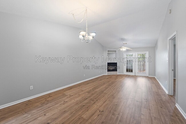 Photo - 107 Stonington Ln SW