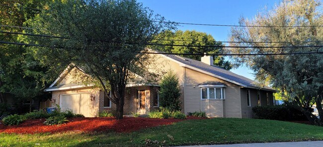 Gorgeous 3 Bedroom for Rent on Lake Minnet... - Gorgeous 3 Bedroom for Rent on Lake Minnet... House