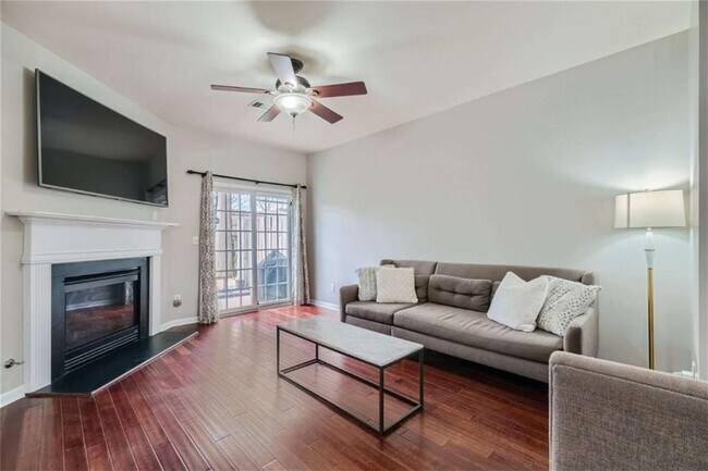 Photo - 2296 Leicester Way SE