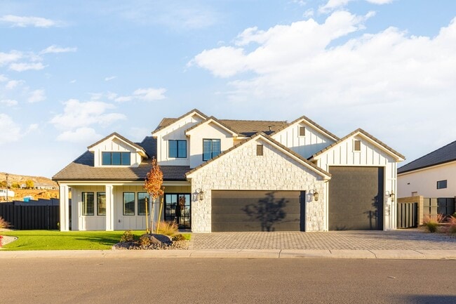 Building Photo - 6 bedroom with RV Garage and Hot Tub