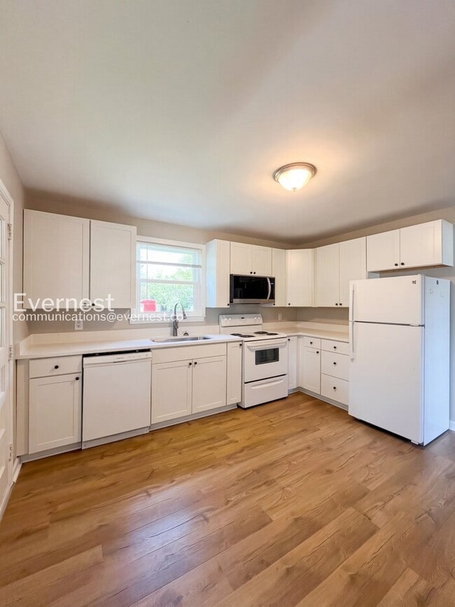 Photo - 3233 Southlake Dr