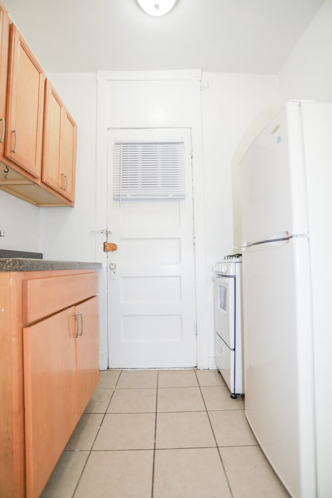 Building Photo - 1361 W Greenleaf Ave Unit #2B Rental