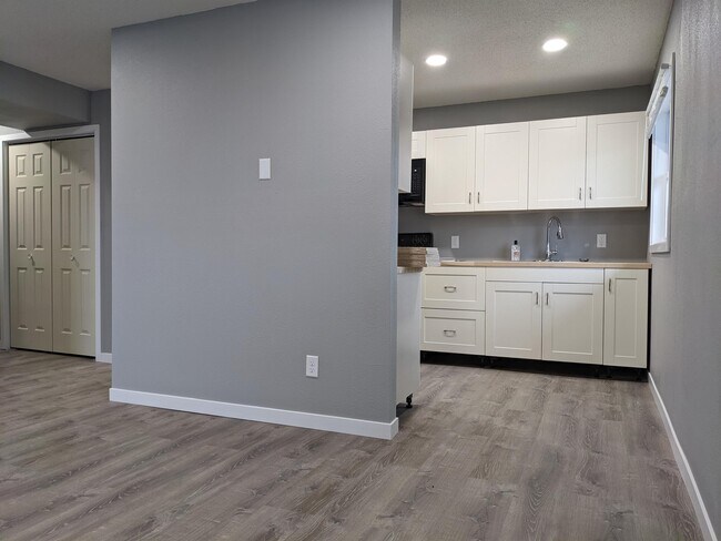 Photo - 105 Ludland Dr