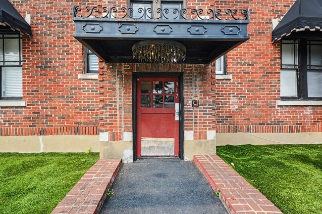 Building Photo - Paramount Unit B