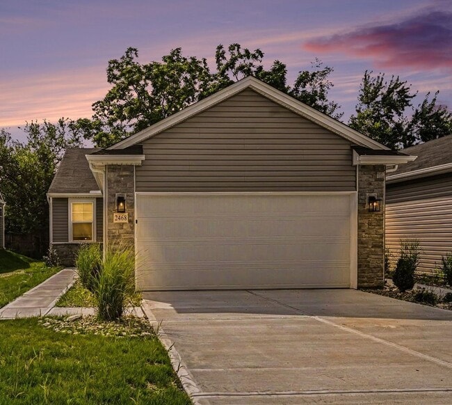 Building Photo - New Modern Duplex | 2 Bed, 2 Bath | Cincinnati