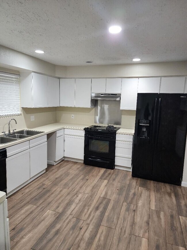 Photo - 711 Leicester Ln