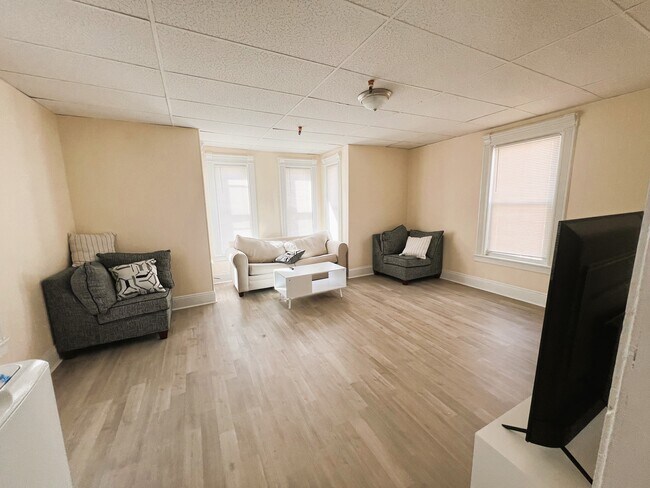 Building Photo - Peksola Lowell Unit R4