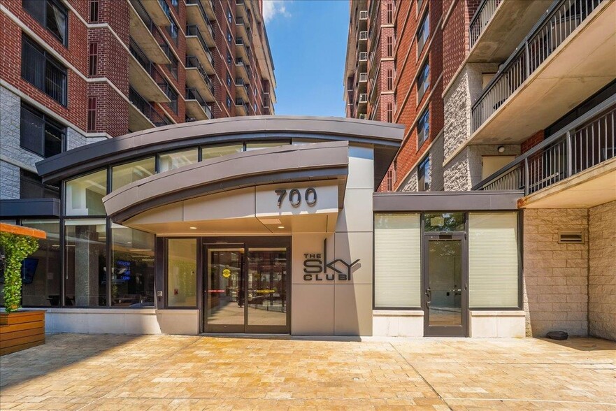700 1st St