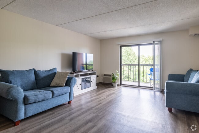 2BR, 1BA - 1195SF - Living Room - Plantation Towers