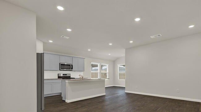 Photo - 325 Darwin Pl