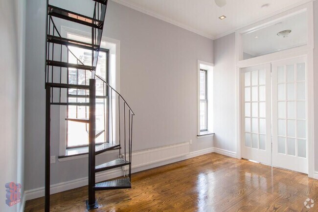 Building Photo - 202 E 13th St Rental