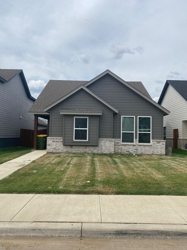 Photo - 3/2/2 FIREPLACE - NEW FLOORING + NEW PAINT