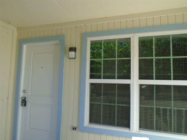 Building Photo - 9898 Club Creek Dr Unit 1817