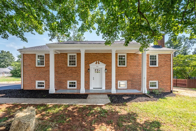 Building Photo - 300 Robin Dr