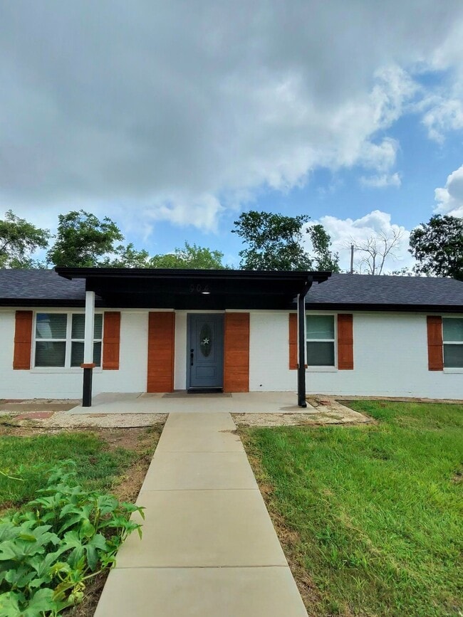 Building Photo - 904 Westview Cir