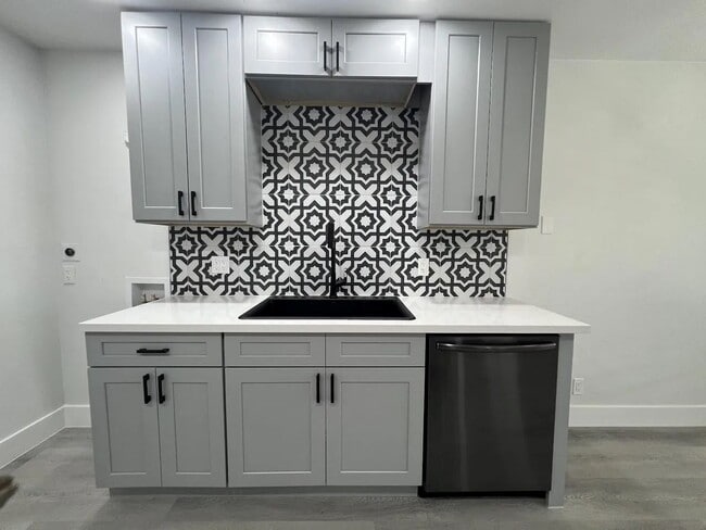Kitchen - 657 W Parlier Ave Unit 125
