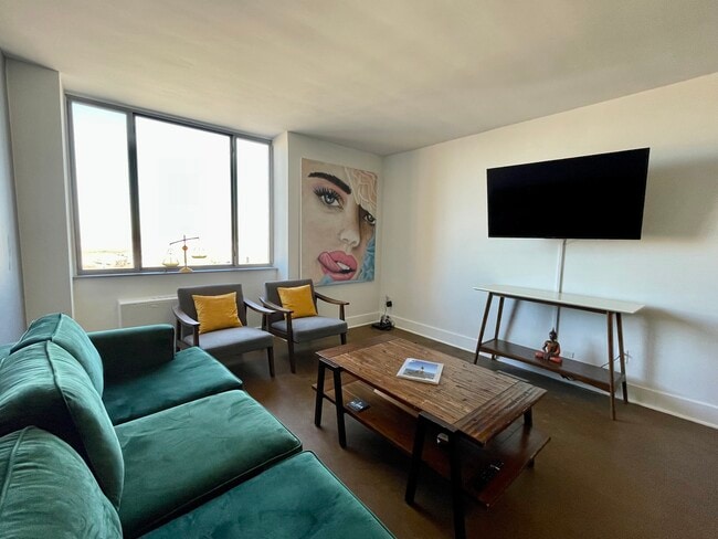 Building Photo - 600 E 8th St Unit 11G Rental
