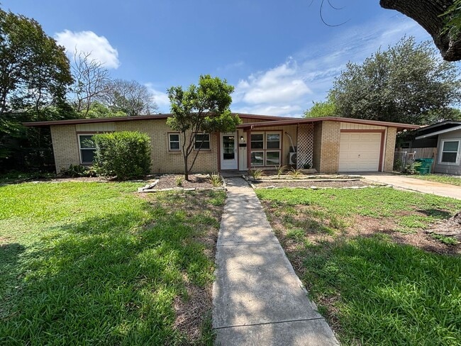 Building Photo - 318 Sprucewood Ln Rental