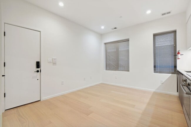 Photo - 424 M St NW Unidad 2