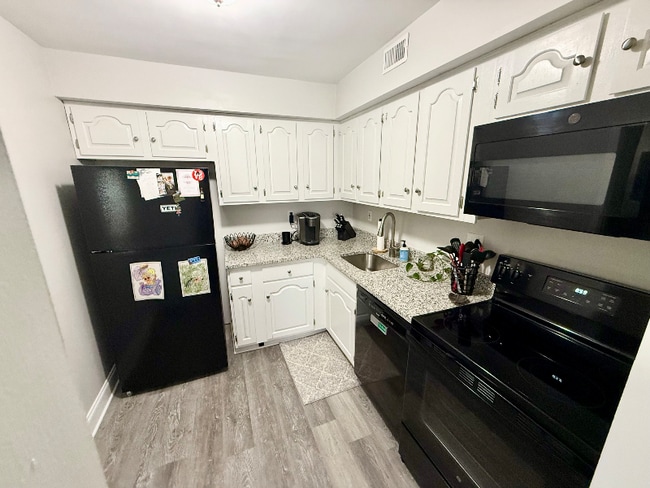 Photo - 20 Hollybrooke Dr