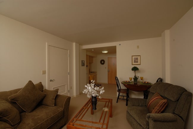 Living Room - Garito Manor 62 and Older