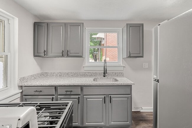 Building Photo - Stunning 2 bedroom home in Penn Avenue available August 1!