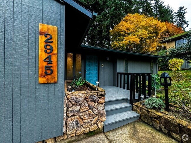 Building Photo - Elaborate 4 Bedroom 3 Bathroom Retreat in ... Rental