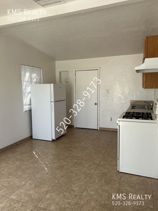 2943 N Alvernon Way Unit 1