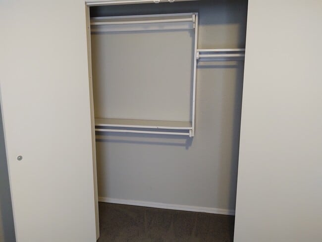 Armario del dormitorio 2 - 7126 NW 116th St