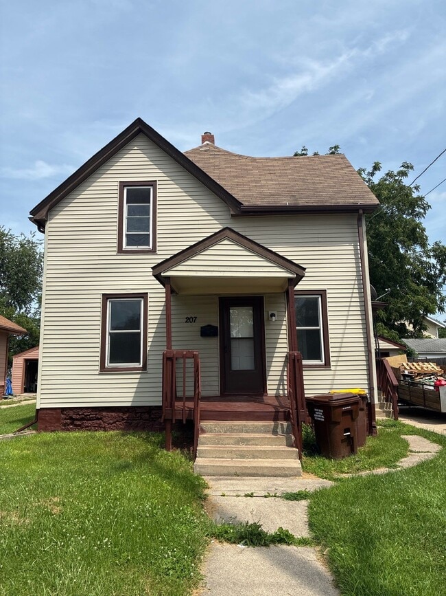 Building Photo - 207 N Johnston Ave