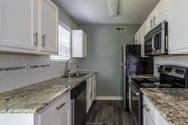 Photo - 804 Oran Cir Unit A