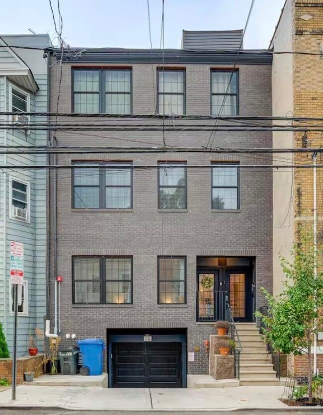 Building Photo - 131 Hopkins Ave Rental
