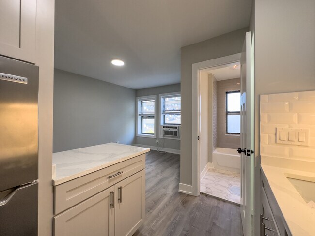 Photo - 545 W Belmont Unit B6