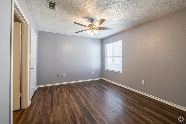 2BR, 2BA - 871SF - Primary Bedroom