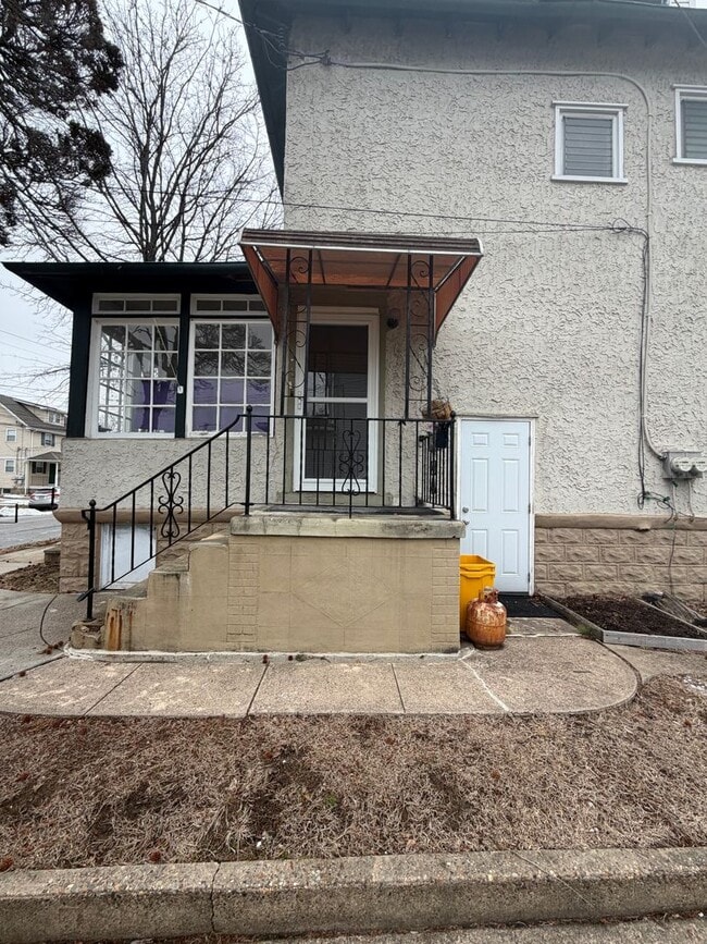 Building Photo - 1010 Chestnut St Unit 2