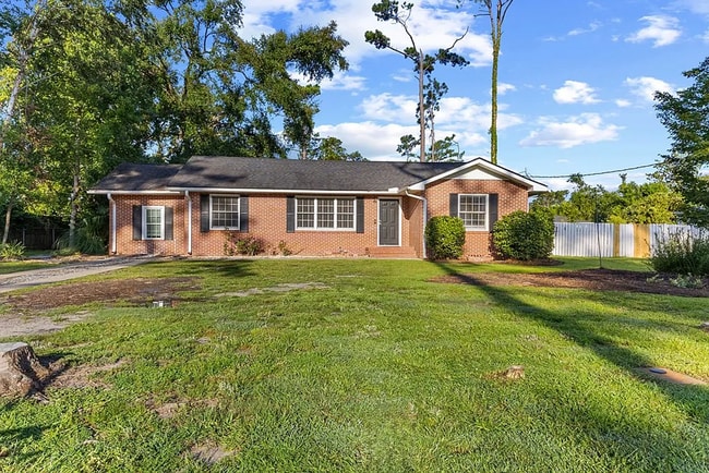Building Photo - 2206 White Oak Dr