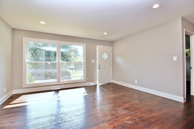 Photo - Impeccable 2 Bedroom, Fully Renovated in N...