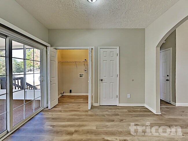 Photo - 407 Barking Dr