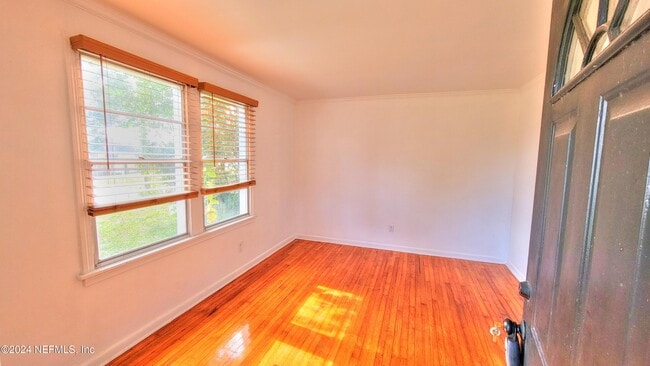 4803 Lexington Ave