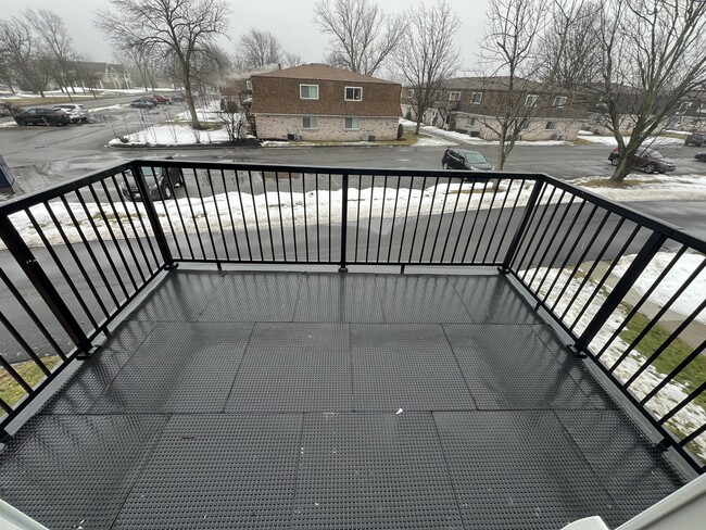 2RB, 1BA - 881SF - Private Balcony - Fountainview East Apartments