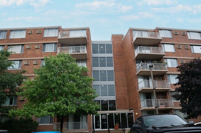 Building Photo - 2211 S Stewart Ave Unit 1A